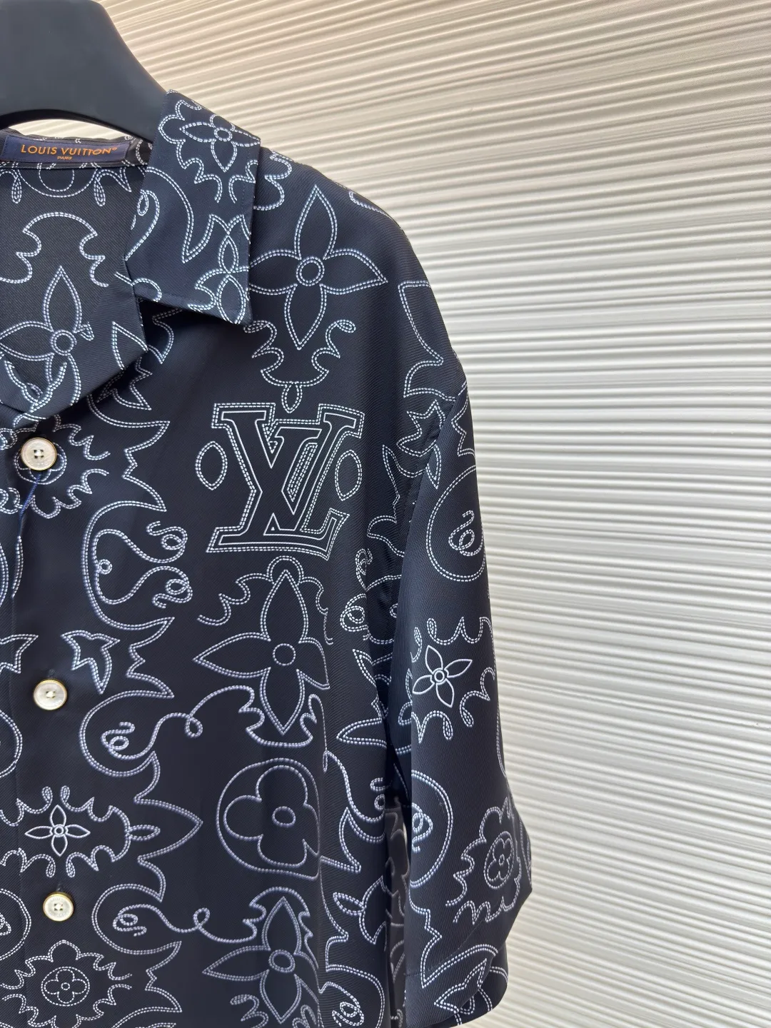 LOUIS VUITTON line double-sided printed shirt ●Authentic product: purchased and developed for 14900 ●Item number: 1680401-B05 ●Fabric: Tencel fabric ●Technology: Printing production ●Version: fitted version ●Weight: about 255 grams ●Size: Before printing on the machine, the theodolite corrects the latitude and skew, and the pattern is printed on the surface and bottom at the same time. The pieces are accurately cut by laser burning in the later stage. It is equipped with an ancient gold base and is inlaid with a natural shell engraved hand-stitched button with letters. The overall wiring is straight and delicate, the fabric is comfortable and soft, and the color is consistent without color difference. It can be matched with the same style to create a fashionable look and control various occasions. Customized accessories, complete with three standards, same style for men and women!
